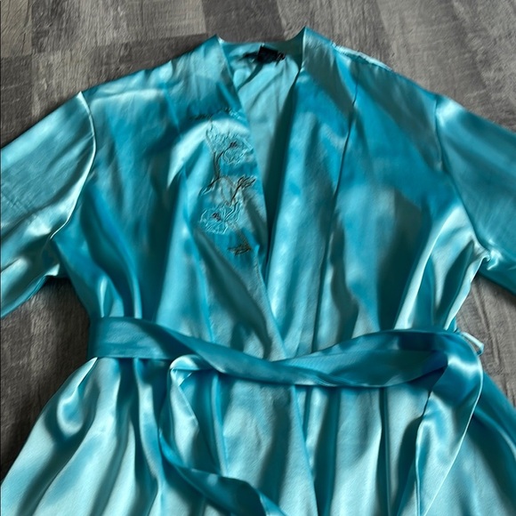 Vintage Halston Silky Blue Robe with Embroidered Detail - Picture 4 of 8